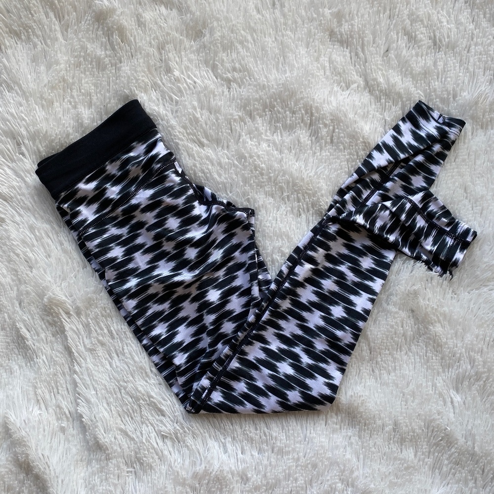 NIKE Women’s Relay Printed Crop Legging Black White Extra Small XS - Picture 3 of 14